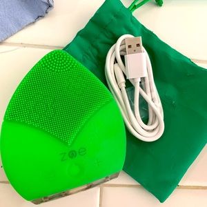 Qyksonic Zoe facial cleansing brush